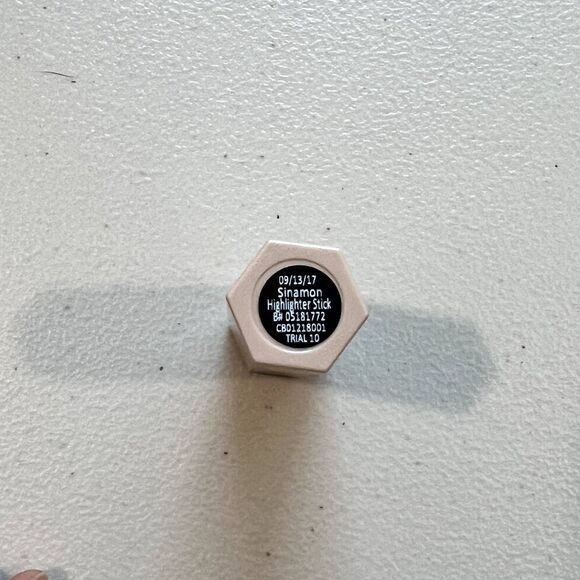 Fenty Beauty Mini Highlighter Stick Sinamon - Picture 3 of 4